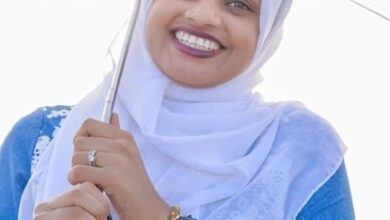 شاهد بالفيديو : شاب سوداني يطبع صورة الشهيدة ست النفور على الإحرام ويؤدي العمرة