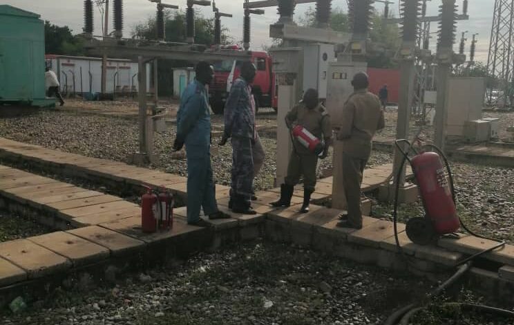 الدفاع المدني والشركة السودانية للكهرباء بالقضارف يحتويان حريق في المحطة التحويلية