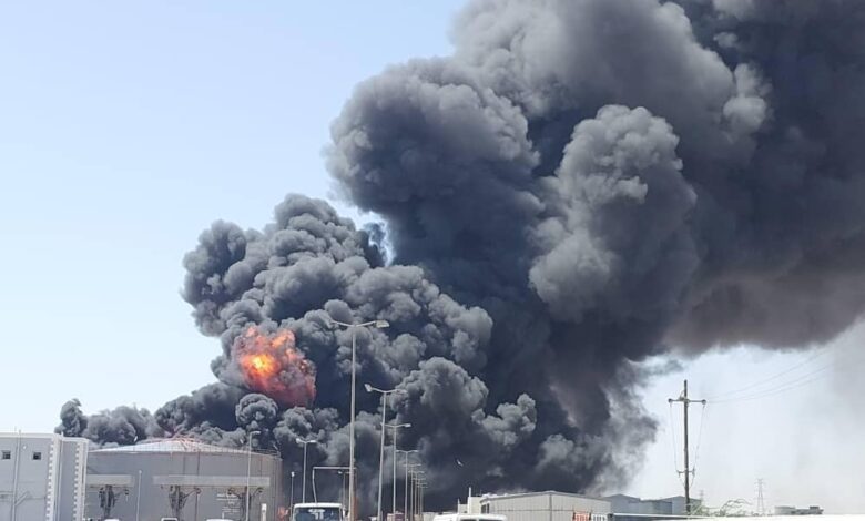 عضو مجلس السيادة ووالي البحر الأحمر يسجلون زيارة لمستودعات النفط التي تعرضت للهجوم بالمسيرات من قبل الميليشيا عضو مجلس السيادة ووالي البحر الأحمر يسجلون زيارة لمستودعات النفط التي تعرضت للهجوم بالمسيرات من قبل الميليشيا