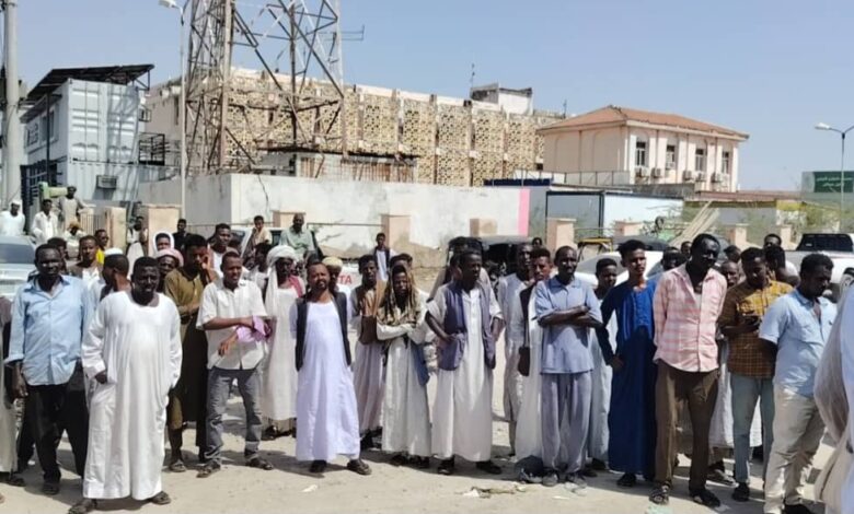 سواكن __ وقفة احتجاجية بسبب قرار نائب مدير قوات الجمارك … والمهلة 72 ساعة . …! 