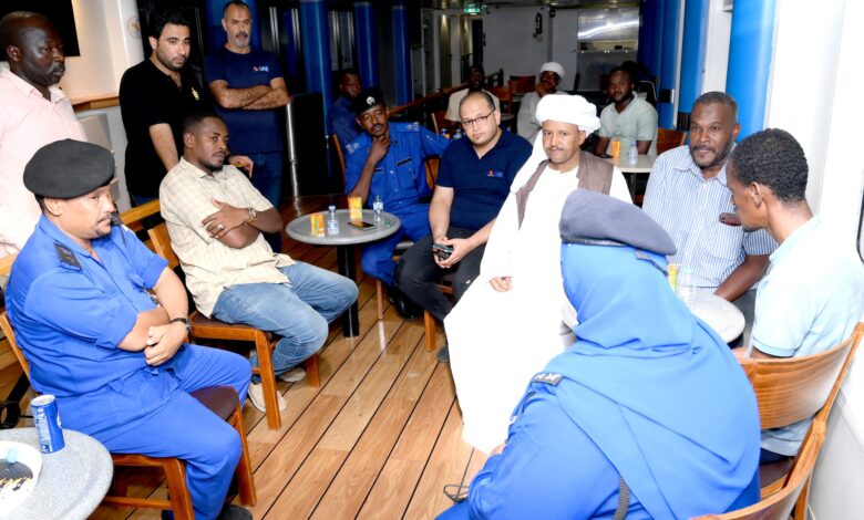 مدير جوازات ولاية البحر الأحمر تسجل زيارة لميناء الأمير عثمان دقنة بسواكن