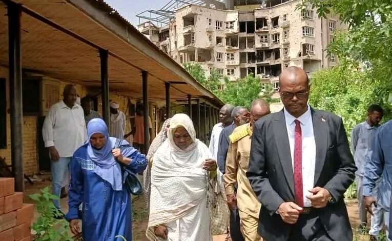 وزير التعليم والتربية الوطنيه يزور مقر الوزارة بالخرطوم ويقف علي حجم الدمار الذي طالها