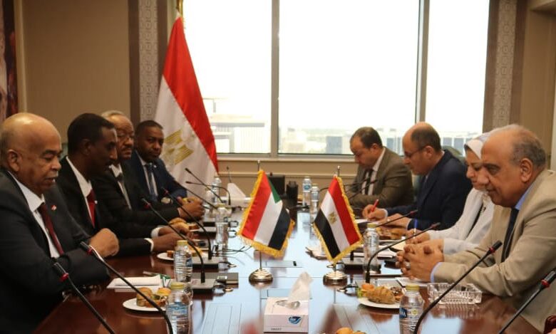 وزير الطاقة يبحث مع نظيره المصري الربط الكهربائي السوداني المصري بحضور قيادات من الوزارتين بالقاهره   