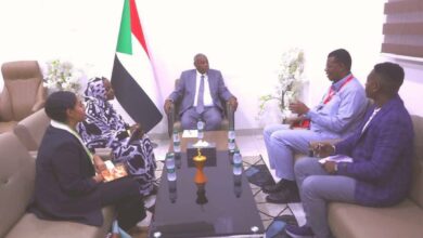 وزير الداخلية يلتقي مدير مركز المدنيين في الصراع ويؤكد دعم الوزارة لجهود حماية المدنيين: