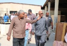 مدير المواني يقف علي ميناء دقنة بعد توقف من التشغيل بسبب المحتجين