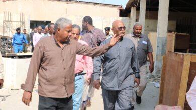 مدير المواني يقف علي ميناء دقنة بعد توقف من التشغيل بسبب المحتجين مدير المواني يقف علي ميناء دقنة بعد توقف من التشغيل بسبب المحتجين