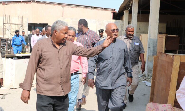 مدير المواني يقف علي ميناء دقنة بعد توقف من التشغيل بسبب المحتجين مدير المواني يقف علي ميناء دقنة بعد توقف من التشغيل بسبب المحتجين