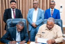 توقّع عقدًا لرصف 77 كيلومترًا من الطرق الداخلية ببورتسودان بتكلفة 62 مليار جنيه