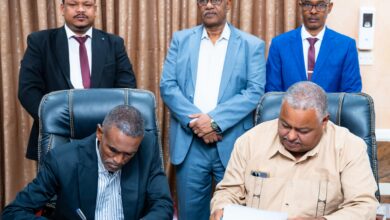 توقّع عقدًا لرصف 77 كيلومترًا من الطرق الداخلية ببورتسودان بتكلفة 62 مليار جنيه