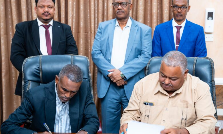 توقّع عقدًا لرصف 77 كيلومترًا من الطرق الداخلية ببورتسودان بتكلفة 62 مليار جنيه توقّع عقدًا لرصف 77 كيلومترًا من الطرق الداخلية ببورتسودان بتكلفة 62 مليار جنيه