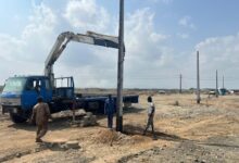 بدء زرع أعمدة الكهرباء بالمخطط السكني الجديد بالاسكان 