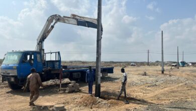 بدء زرع أعمدة الكهرباء بالمخطط السكني الجديد بالاسكان بدء زرع أعمدة الكهرباء بالمخطط السكني الجديد بالاسكان