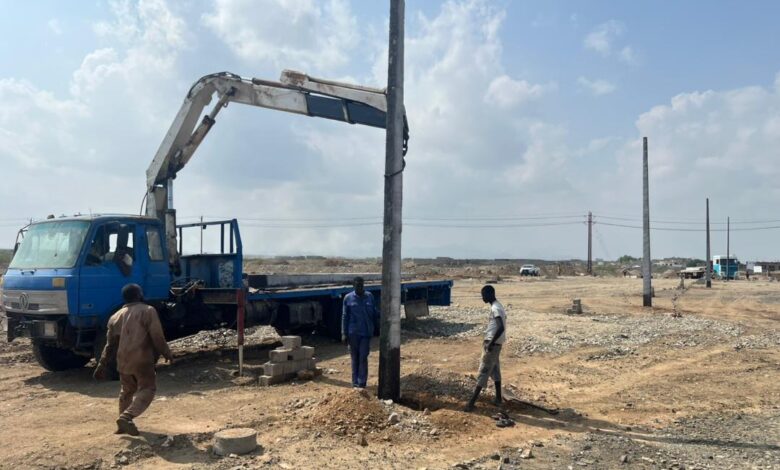بدء زرع أعمدة الكهرباء بالمخطط السكني الجديد بالاسكان 