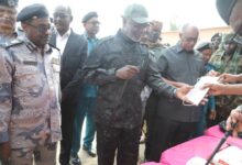 جبريل يقف على ضبطية تهريب مخدرات وأسلحة ببورتسودان