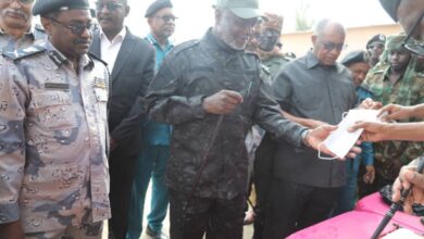 جبريل يقف على ضبطية تهريب مخدرات وأسلحة ببورتسودان