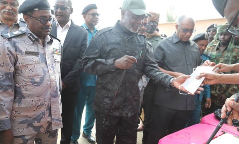 جبريل يقف على ضبطية تهريب مخدرات وأسلحة ببورتسودان