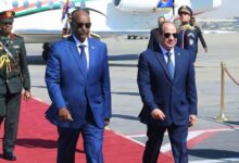 السيسي يستقبل البرهان في مطار القاهرة       