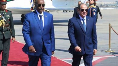 السيسي يستقبل البرهان في مطار القاهرة السيسي يستقبل البرهان في مطار القاهرة