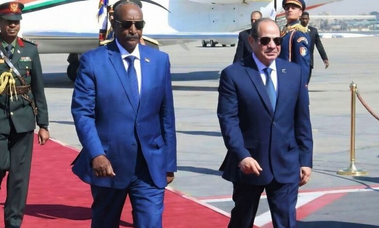 السيسي يستقبل البرهان في مطار القاهرة السيسي يستقبل البرهان في مطار القاهرة