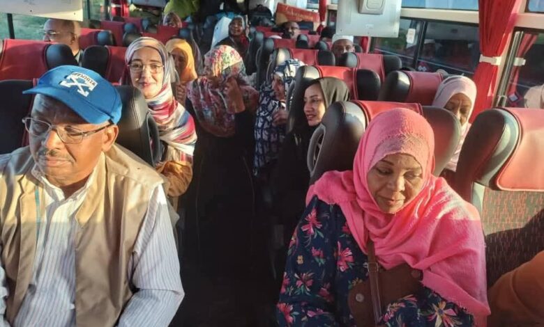 موظفو وزارة الثقافة والاعلام يغادرون بورتسودان في طريقهم إلى الخرطوم حيث تم نقل العمل رسميآ إلى العاصمة ..