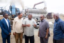 يقود التنمية لرصف (٧٧) كيلومترا بآليات حديثة …حراك غير مسبوق لوالي البحر الأحمر مع بداية العام 