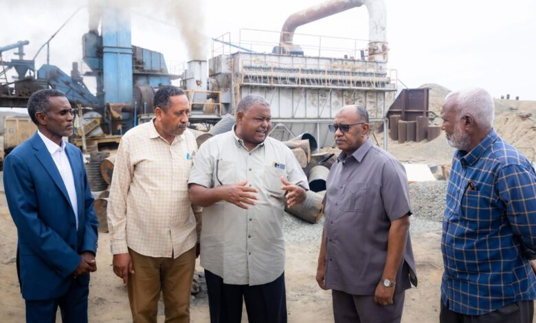 يقود التنمية لرصف (٧٧) كيلومترا بآليات حديثة …حراك غير مسبوق لوالي البحر الأحمر مع بداية العام 