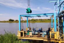 انزال طلمبات جديدة بمأخذ محطة مياه المقرن لتقويه امداد المياه بالخرطوم وام درمان